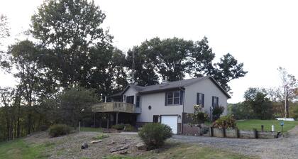 Driftless Area Country House: large deck, spring fed creek, Amish area