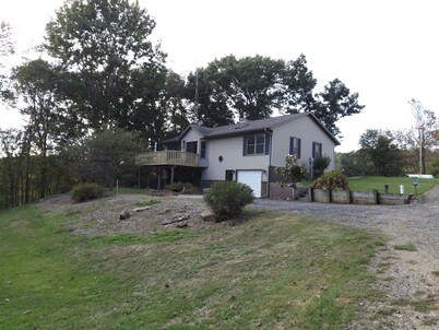 Driftless Area Country House: large deck, spring fed creek, Amish area
