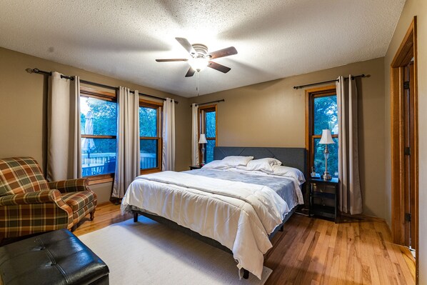 5 bedrooms, free WiFi, bed sheets