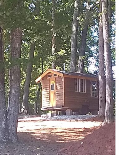 "Nomad" tiny home on 11 acre park-like farm