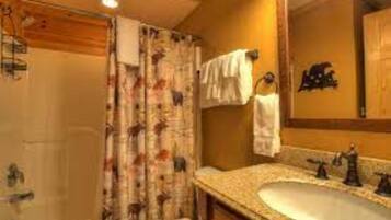 淋浴/盆浴组合、吹风机、毛巾、肥皂