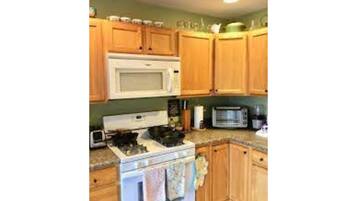 冰箱、微波炉、高脚椅、餐桌