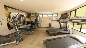 A gym with treadmills, elliptical machines, and weightlifting equipment. - Acorde com vista mar em Ponta Negra (Natal)