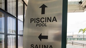 A directional sign with arrows pointing to the Piscina Pool, Sauna Sauna, and Fitness. - Acorde com vista mar em Ponta Negra (Natal)