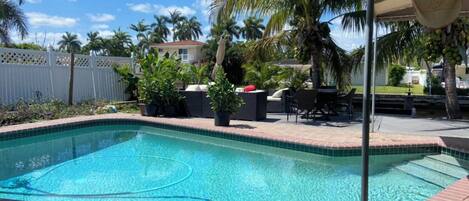 Una piscina al aire libre, una piscina climatizada