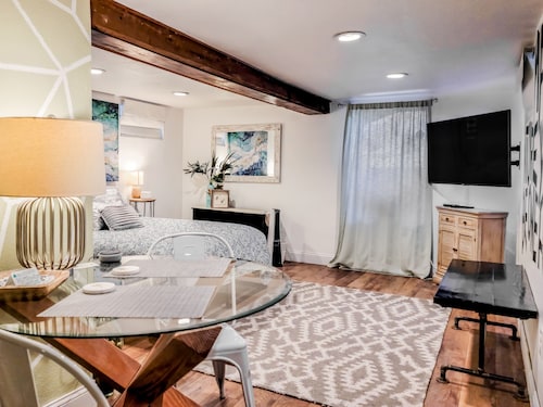 Cozy Apartment Minutes from Downtown