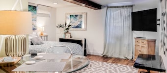 Cozy Apartment Minutes from Downtown