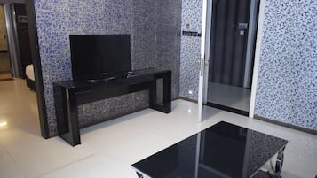 In-room safe, bed sheets