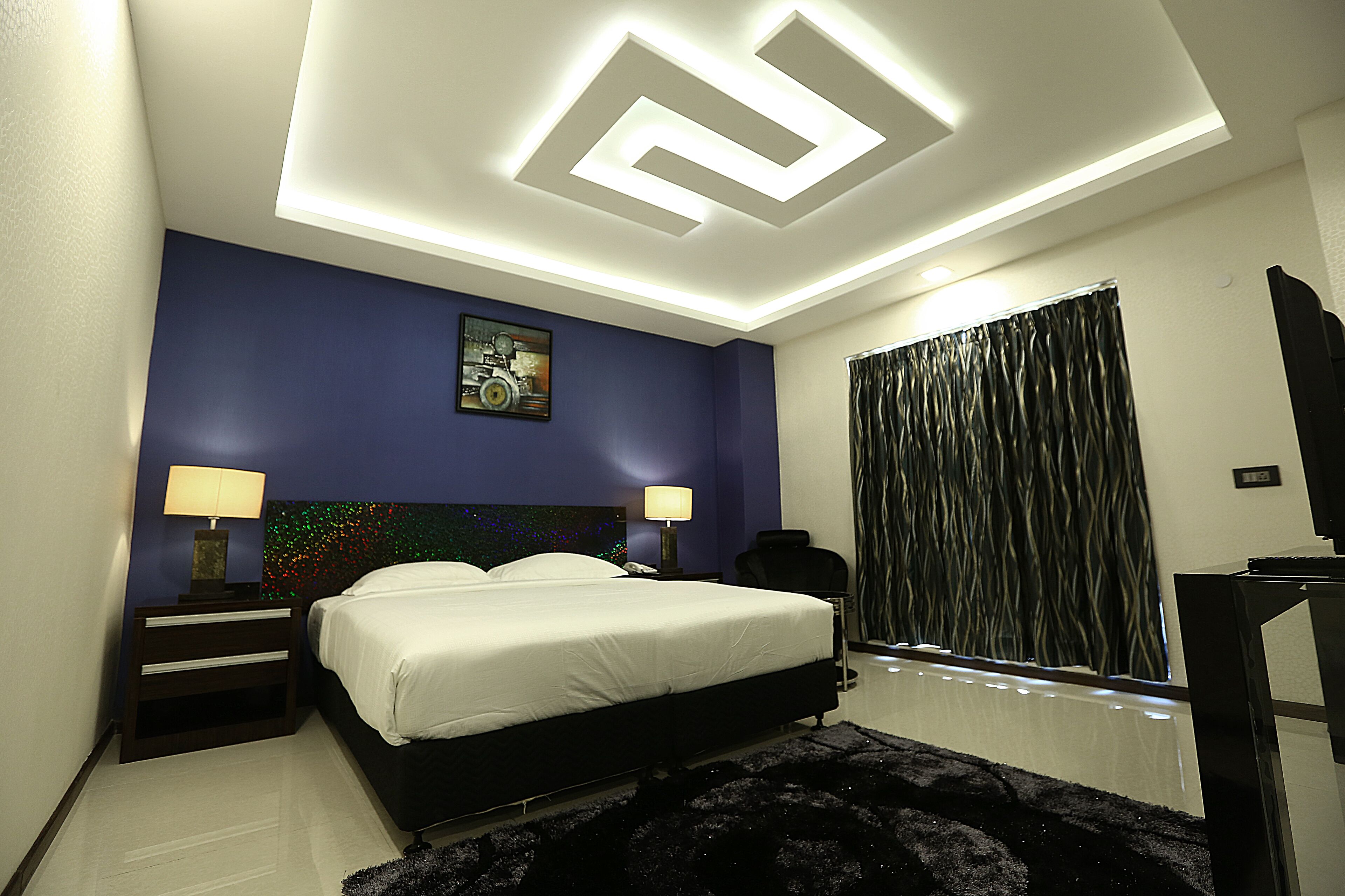 Deluxe-huone, 1 keskisuuri parisänky, tupakointi kielletty | Tallelokero huoneessa, vuodevaatteet