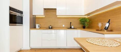 Refrigerador, horno, placa de cocina, lavavajillas