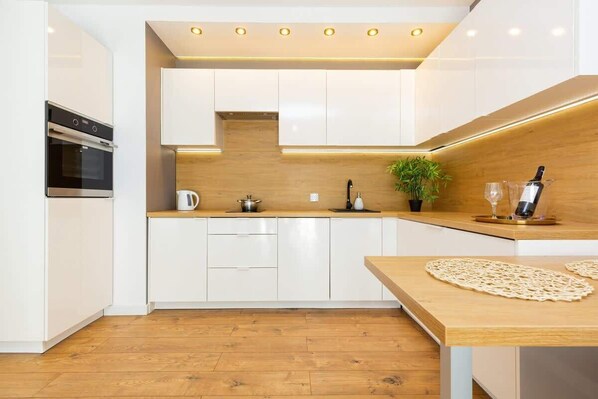 Fridge, oven, stovetop, dishwasher - Stańczyka 2 | Warsaw | Elegant Apartment | Parking&Balcony (Warszawa)