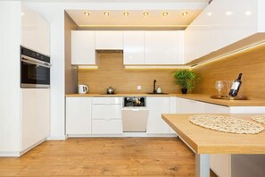 Fridge, oven, stovetop, dishwasher