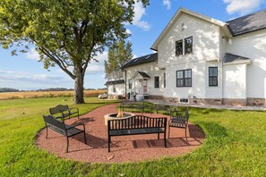 Property grounds - Highland Farmhouse – Countryside Retreat with Farm Charm (Van Dyne)