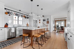 Fridge, microwave, oven, stovetop - Highland Farmhouse – Countryside Retreat with Farm Charm (Van Dyne)