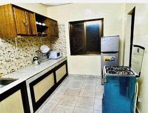 Fridge, stovetop, dishwasher, coffee/tea maker