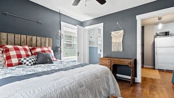 1 habitación, tabla de planchar con plancha y cuna de viaje