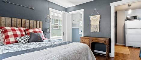 1 dormitori, planxa i posts de planxar i un bressol de viatge