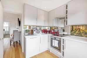 Apartment | Private kitchen | Fridge, microwave, oven, stovetop - Pet-friendly Fulham 1-bed Apt, 2 Mins to Tube (London)