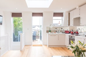 Apartment | Private kitchen | Fridge, microwave, oven, stovetop - Fulham Broadway 1 Bed - Sw Balcony - Pet Friendly (London)