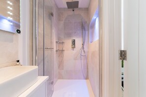 Appartamento | Bagno | Doccia, asciugacapelli, asciugamani, sapone