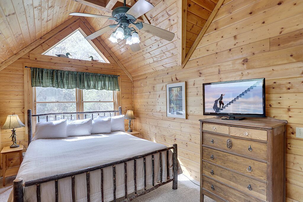 Pigeon Forge - Jeremiah's Lodge - 2 Bedroom - Sleeps 8