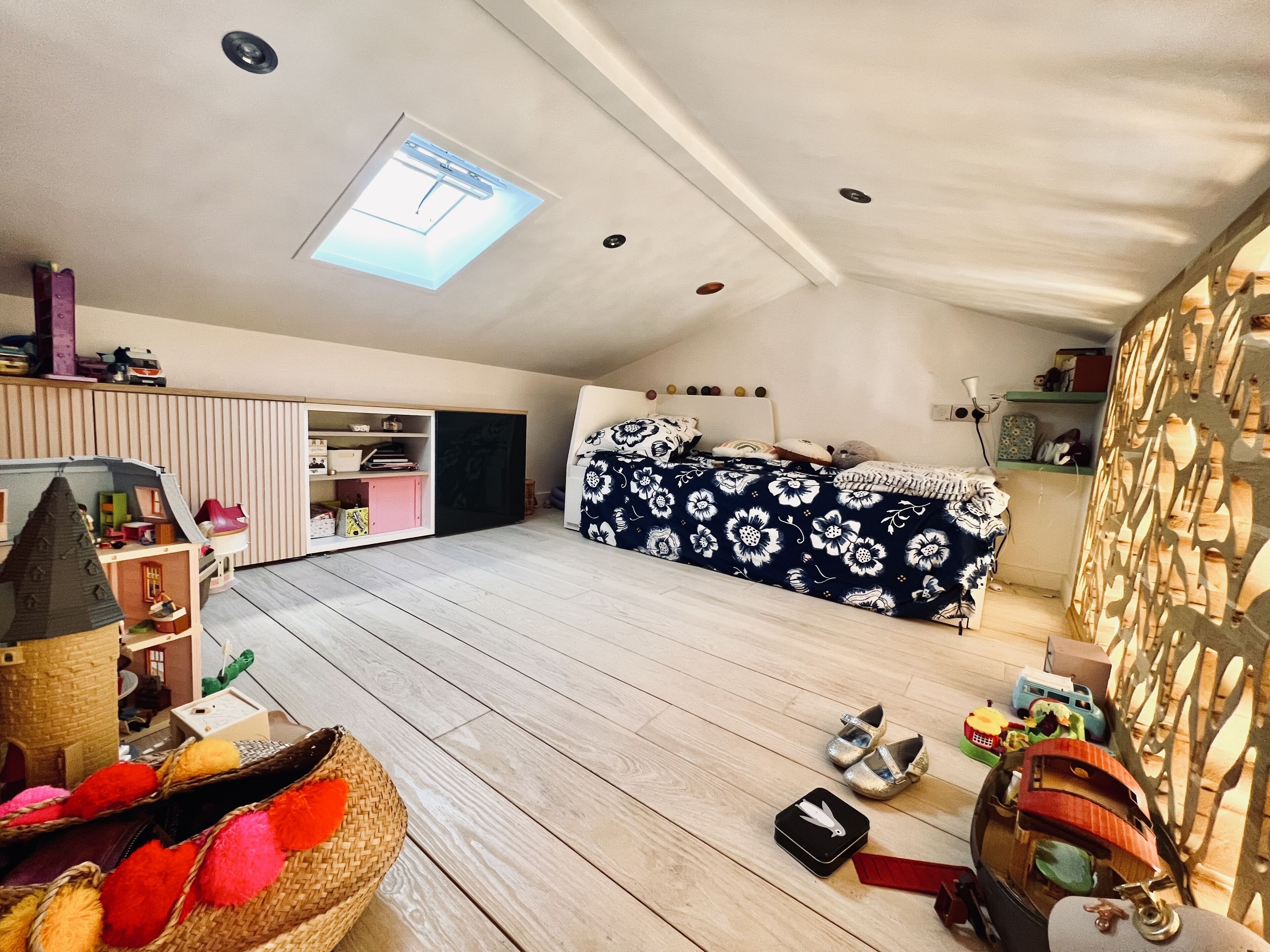 4 slaapkamers, een bureau, een strijkplank/strijkijzer, gratis wifi