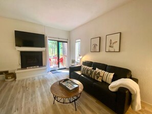 Smart TV, fireplace, ping pong, books