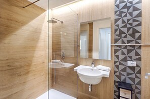 Een haardroger, handdoeken, toiletpapier