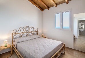 6 slaapkamers, een strijkplank/strijkijzer, reisbedje, wifi