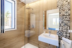 Hårføner, håndklær og toalettpapir