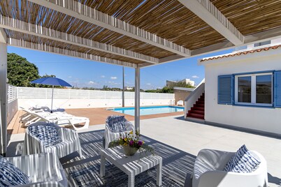 Villa Nettuno, enchanting contemporary villa, seafront , with pool