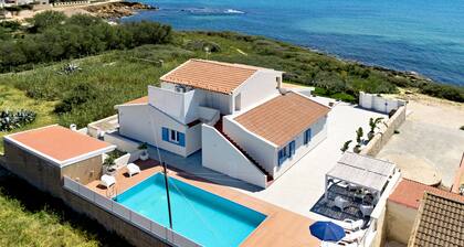 Villa Nettuno, enchanting contemporary villa, seafront , with pool