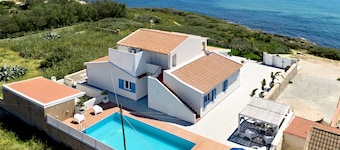 Villa Nettuno, enchanting contemporary villa, seafront , with pool