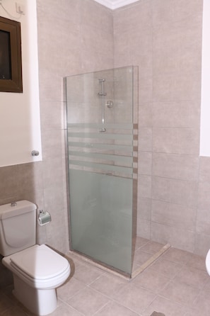 Hydromassagedusche, Hausschuhe, Handtücher