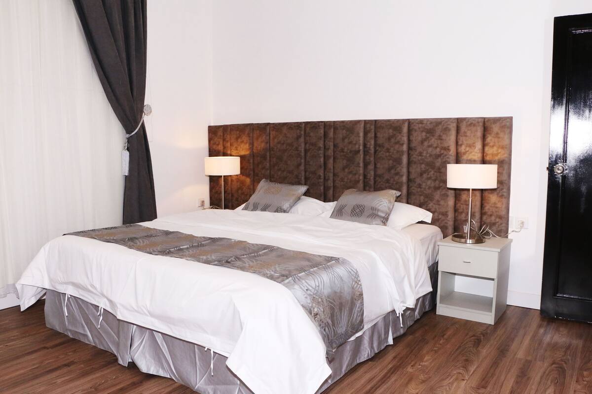 2 Schlafzimmer, Zimmersafe, individuell dekoriert