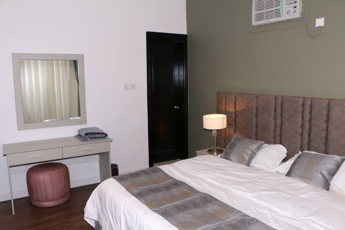 2 Schlafzimmer, Zimmersafe, individuell dekoriert