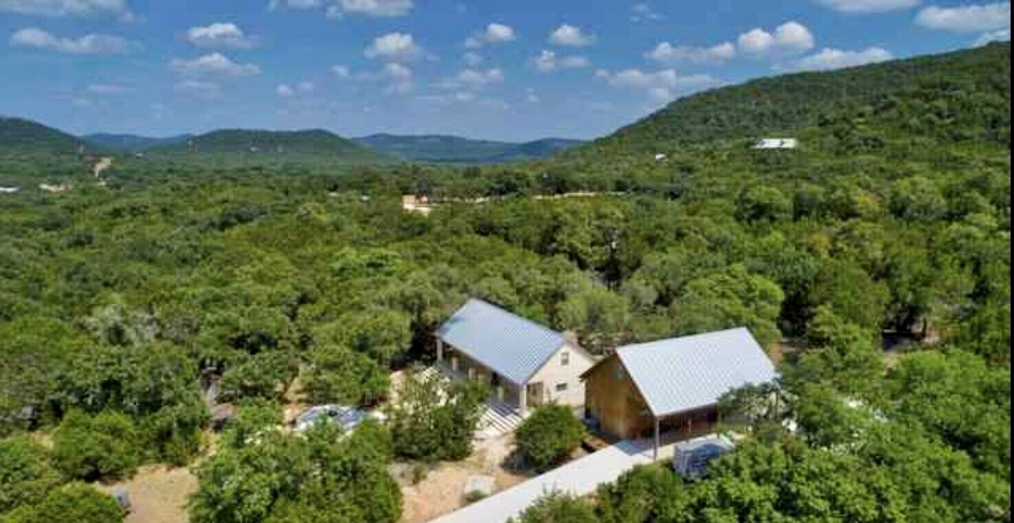 Immaculate, Professionally Decorated & Fully Stocked Luxury Home near Frio River