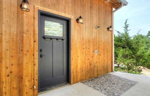 Property grounds - Professionally Decorated & Fully Stocked Luxury Home near Frio River (Concan)