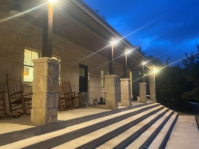 Professionally Decorated & Fully Stocked Luxury Home near Frio River