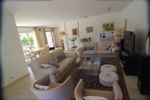 Smart-TV, Tischtennisplatte, Drucker