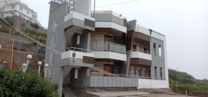 Front of property - HOTEL AISHWARYA (Kodaikanal)