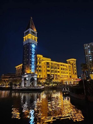 A hotel with a prominent tower and a reflection in the water. - Nanjing Suning Universal Hotel (Nanjing)
