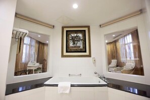 Bathroom - Nanjing Suning Universal Hotel (Nanjing)
