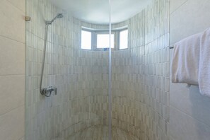 Kostenlose Toilettenartikel, Bademäntel, Handtücher, Seife