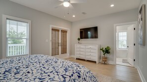 5 bedrooms, memory foam beds, desk, iron/ironing board - Stunning Stayin' Sandy! PRIVATE Pool • Bikes •  7 min WALK to beach! (Santa Rosa Beach)