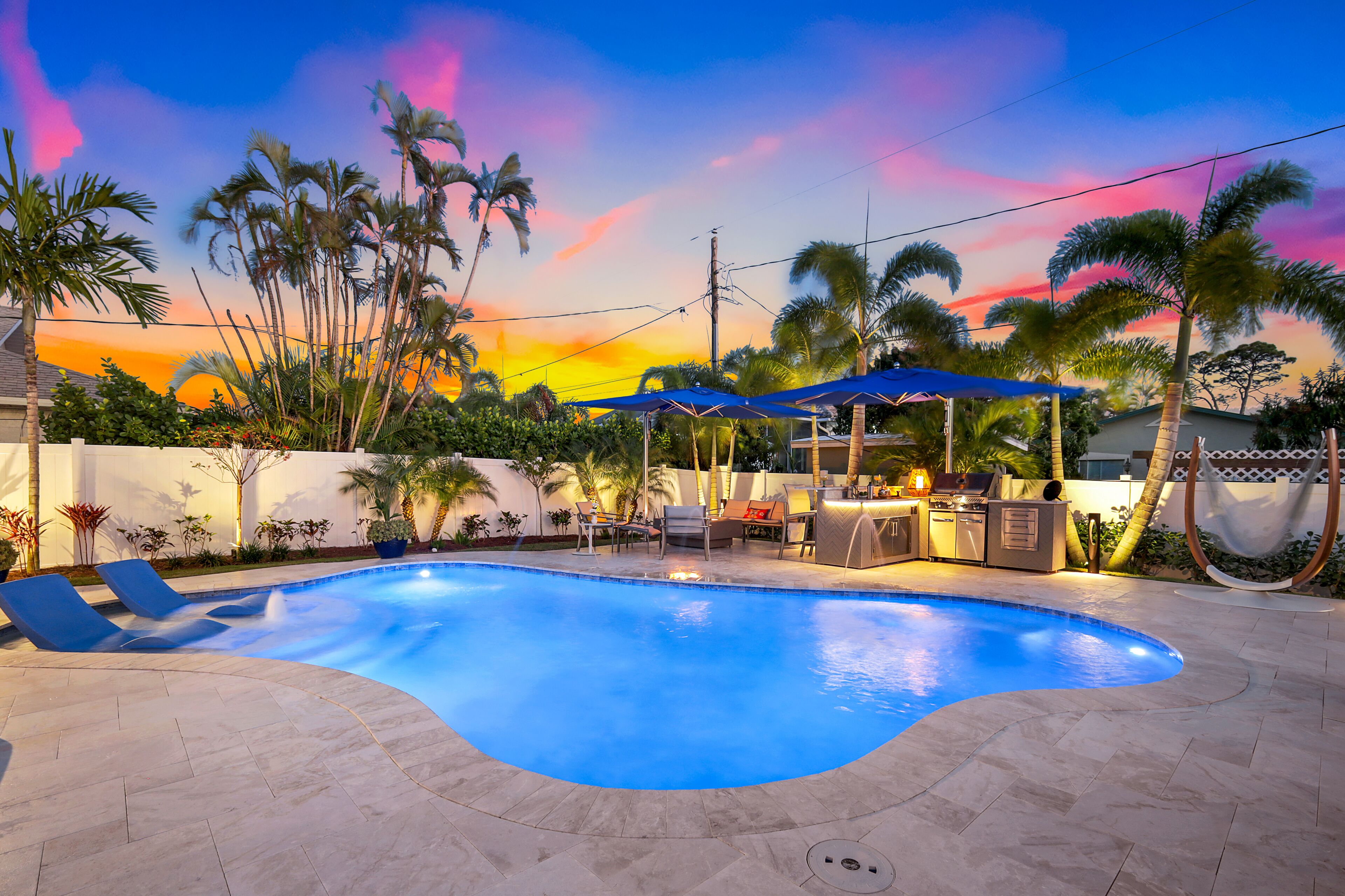 Ocean Pearl - Luxury - 1 Mile To The Beach! - Heated Salt Water Pool - Southern Exposure