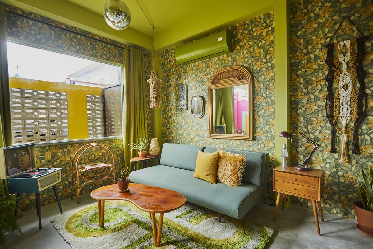 Ein gemütliches Wohnzimmer mit Sofa, Couchtisch und Dekoration.