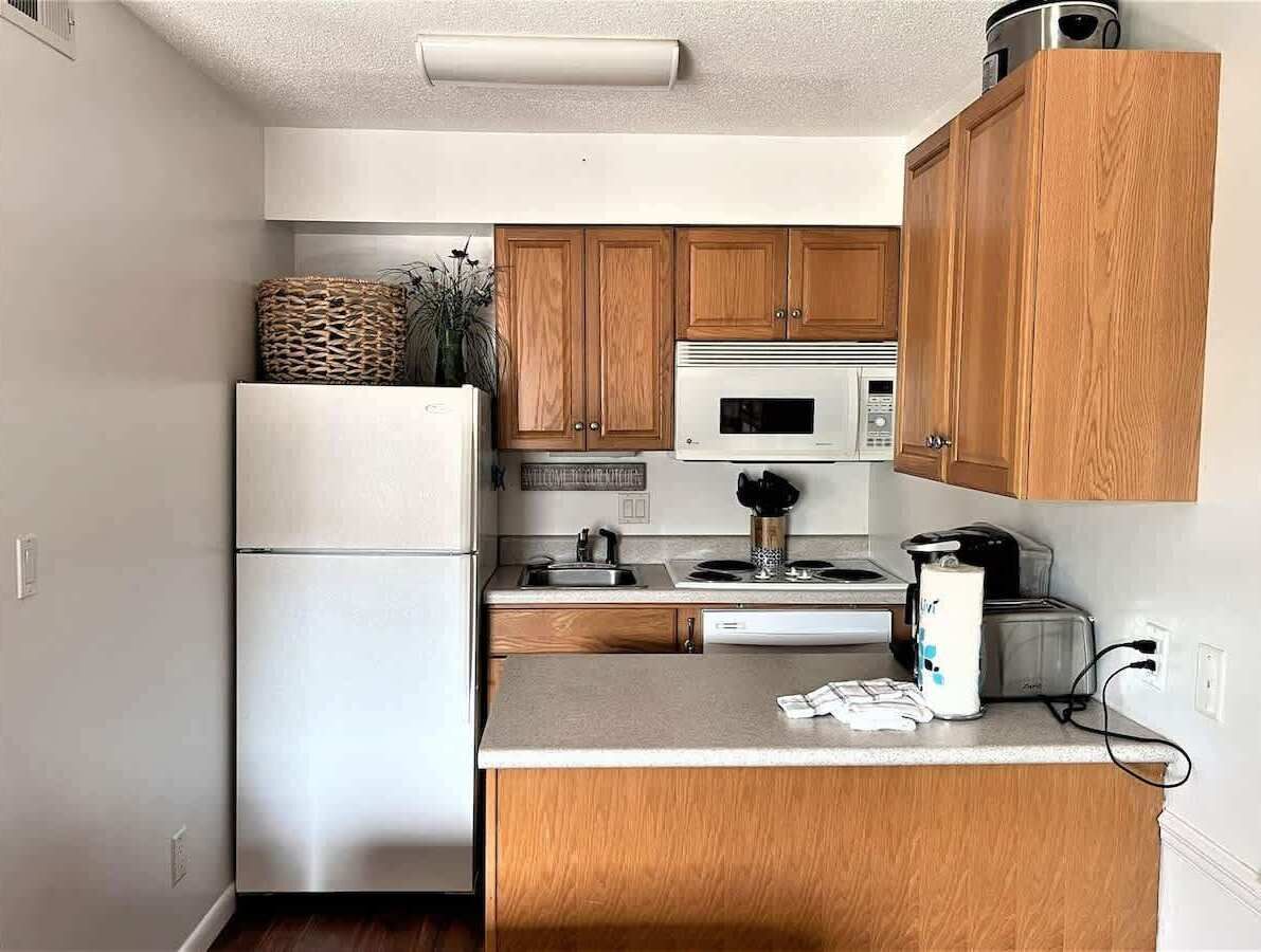 Fridge, microwave, stovetop, dishwasher