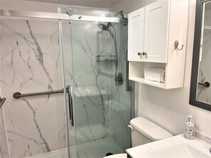 Douche, sèche-cheveux