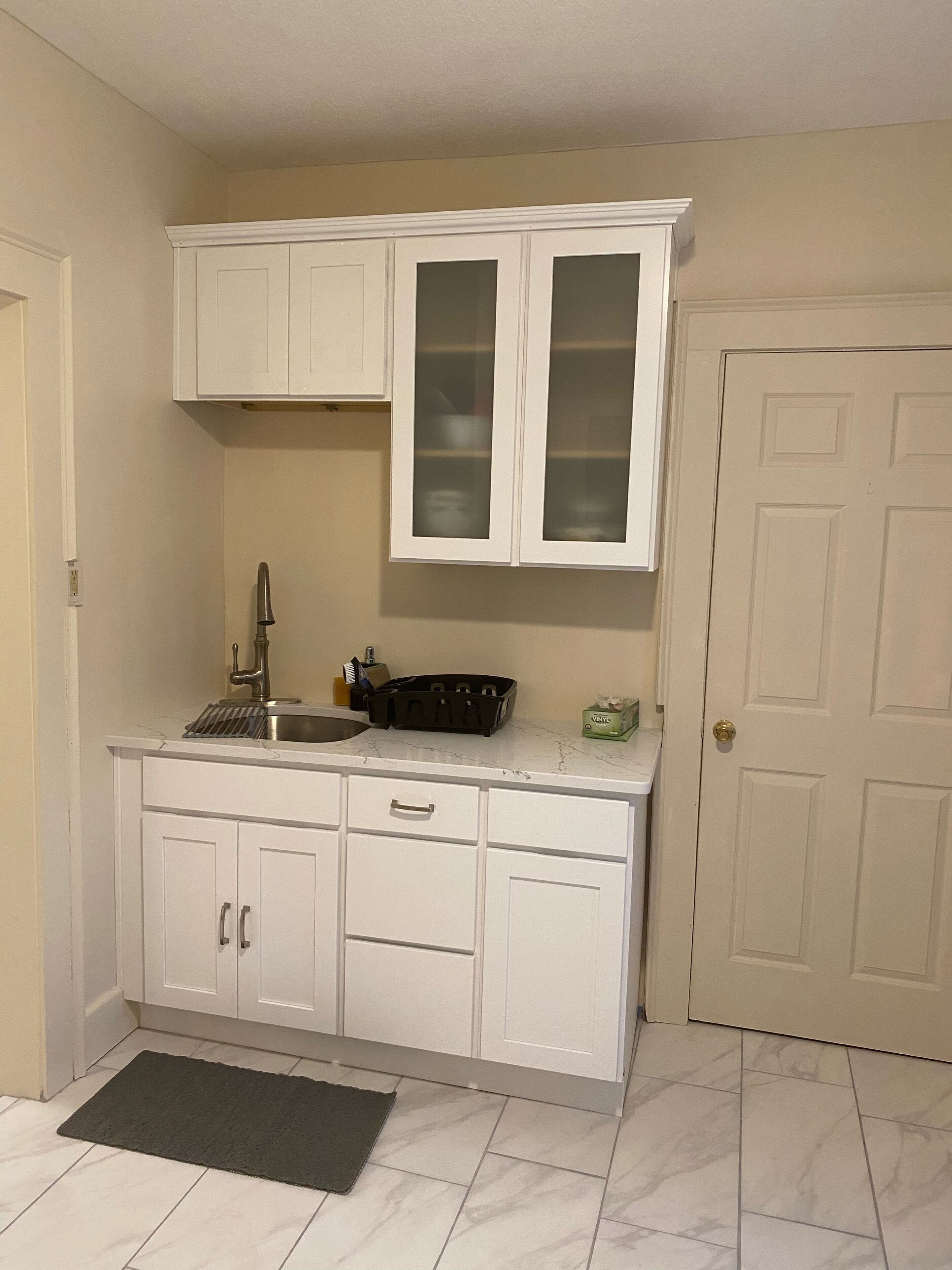 Refrigerador, microondas, horno y cafetera y tetera 